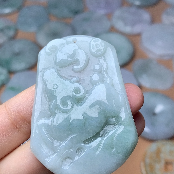 翡翠未镶嵌颈饰牛牌