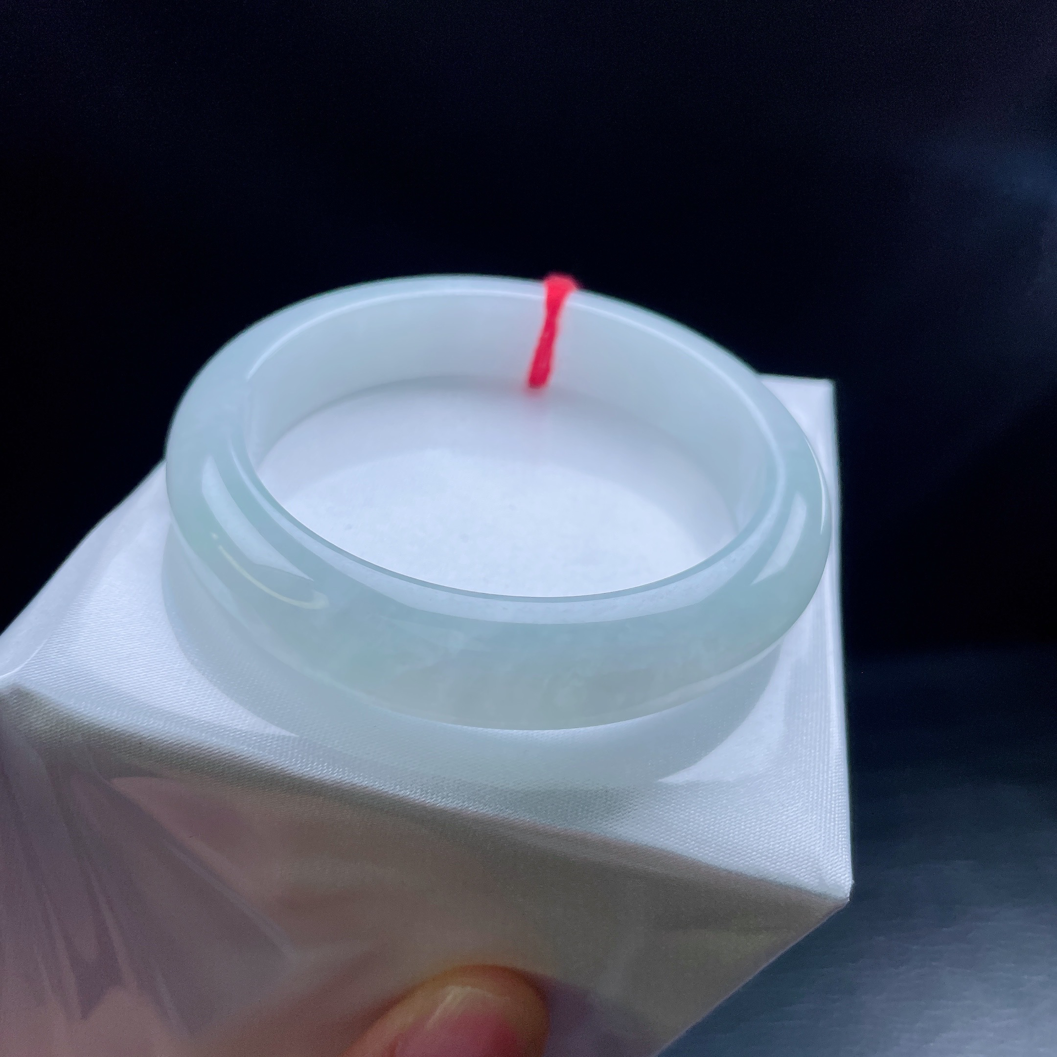 53圈糯化淡绿宽边手镯 有纹