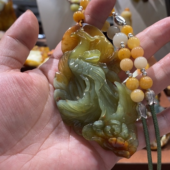 蛇纹石玉未镶嵌颈饰