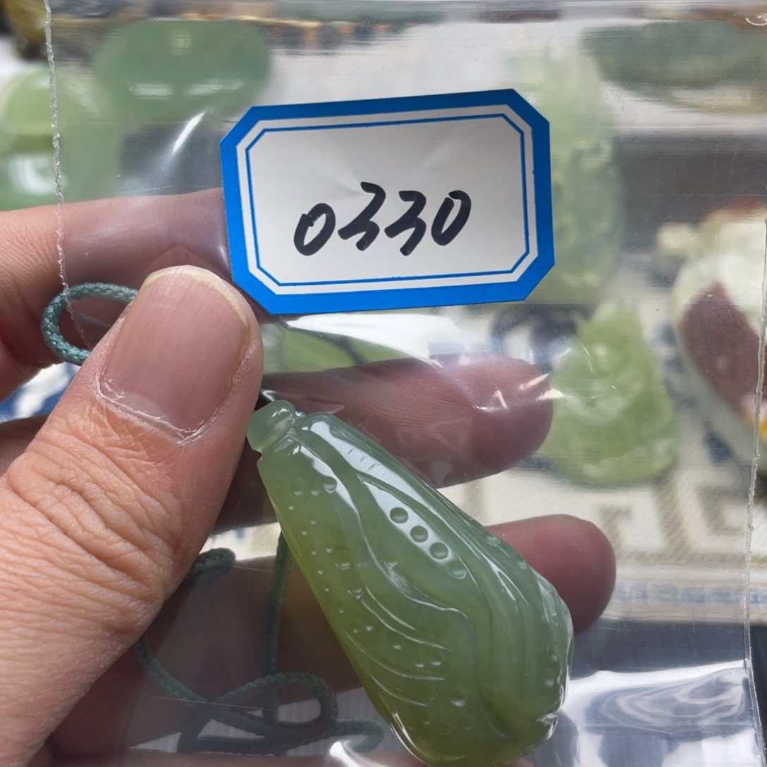 蛇纹石玉颈饰未镶嵌吊坠