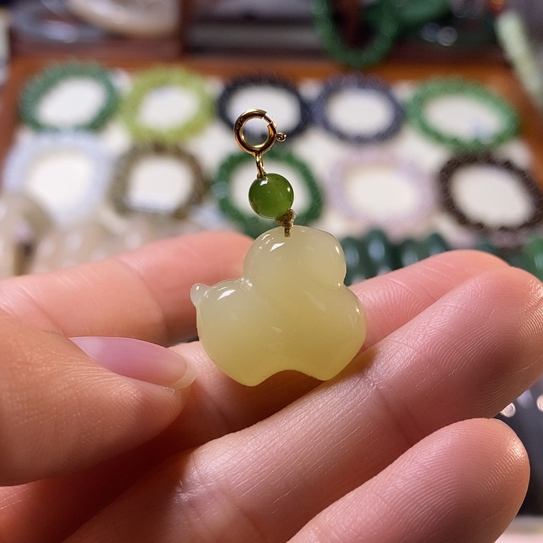 颈饰未镶嵌和田玉黄口料小马吊坠