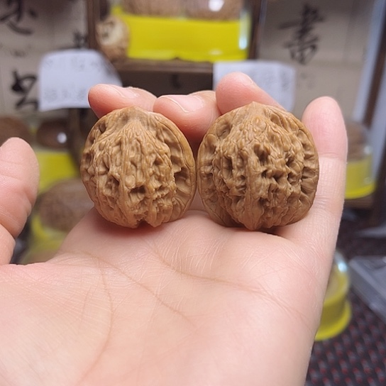 文玩核桃吊坠虎头