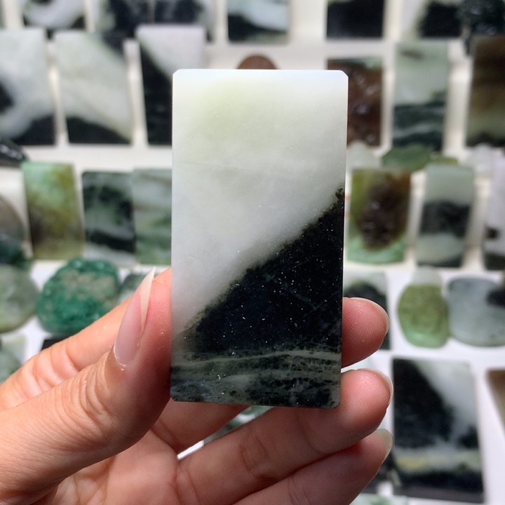 独山玉未镶嵌颈饰