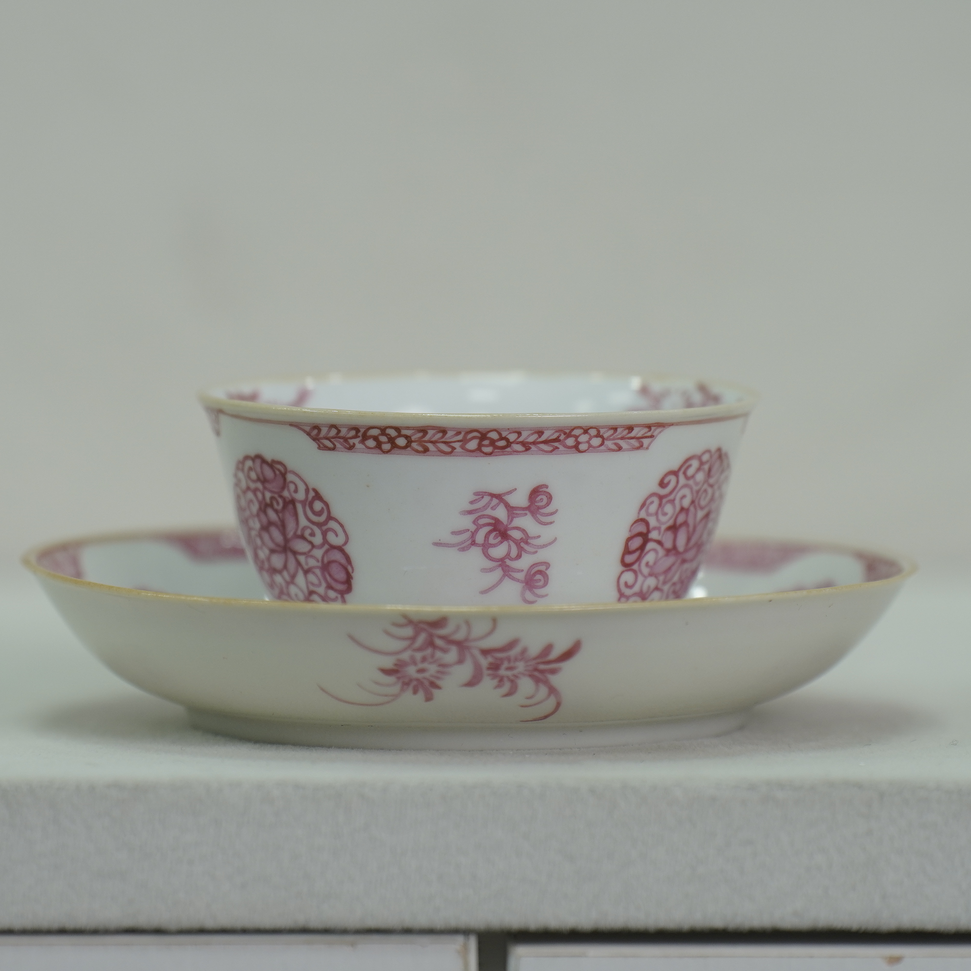 【乾隆】胭脂彩团花纹杯碟一套