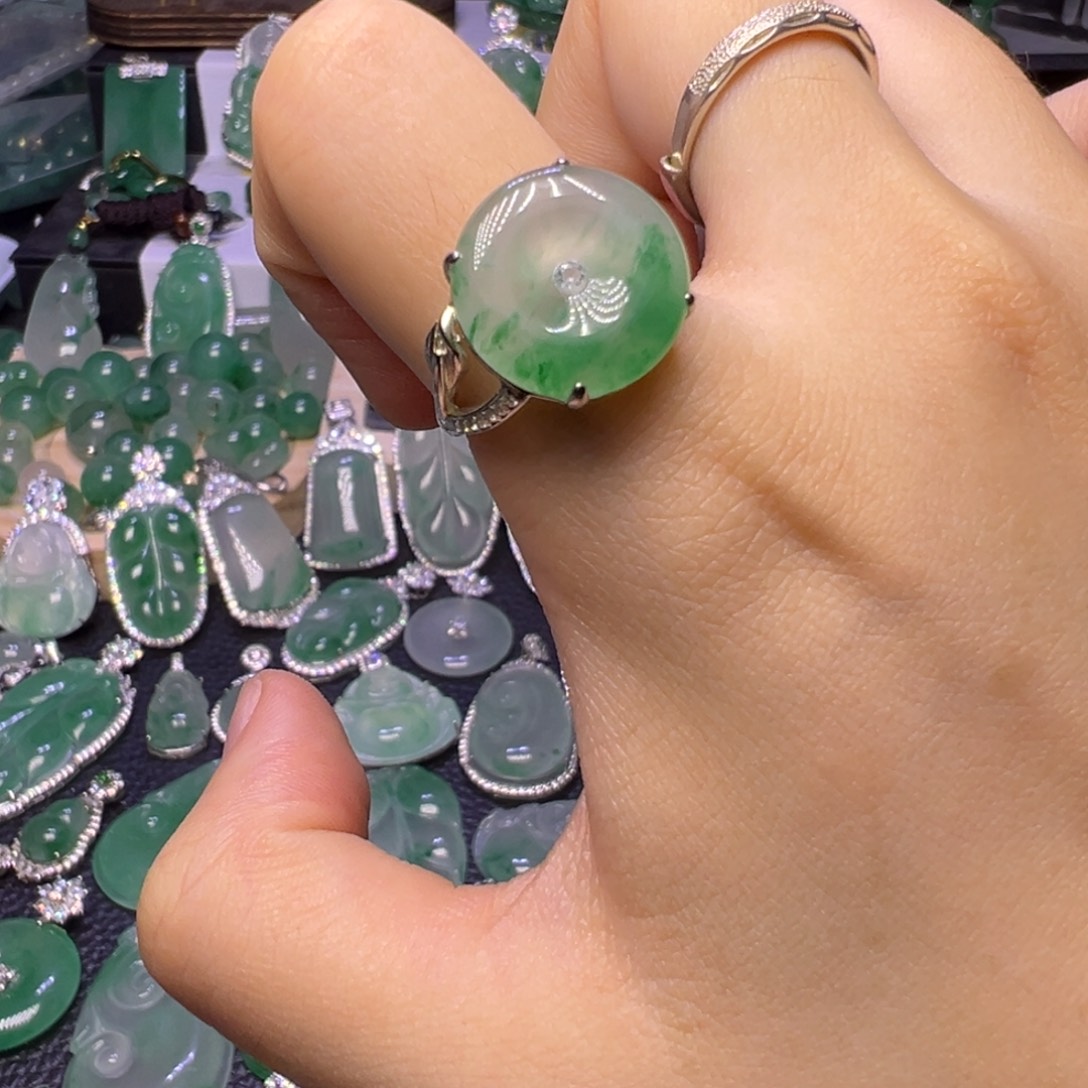 石英质玉（非洲翠）未镶嵌颈饰