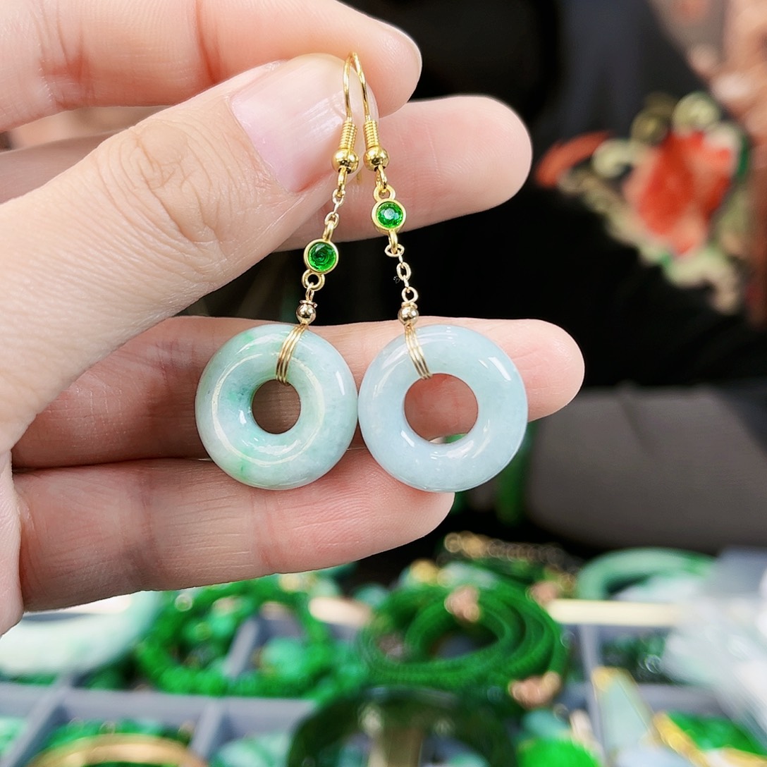 翡翠颈饰未镶嵌耳饰