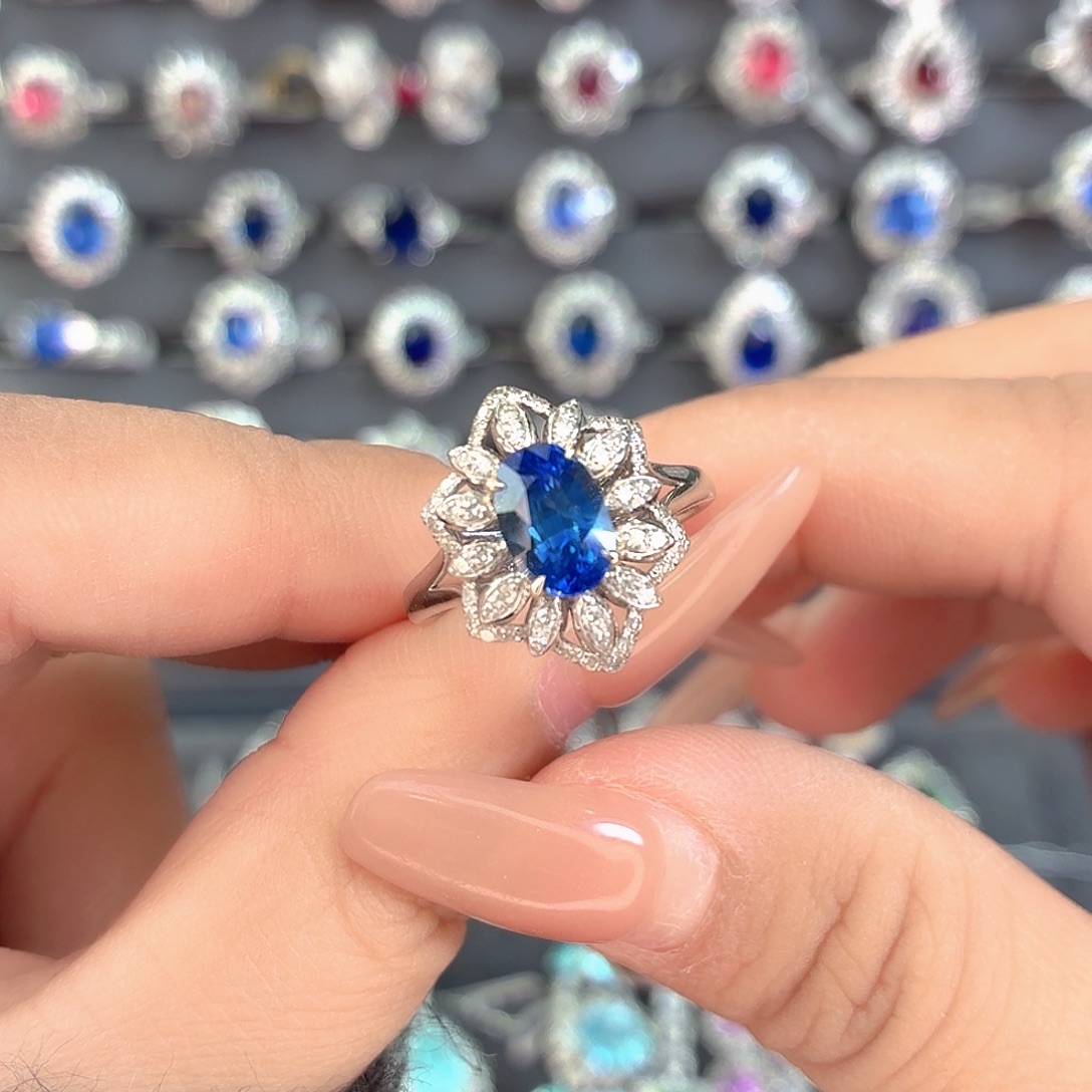 18K金镶嵌戒指蓝宝石