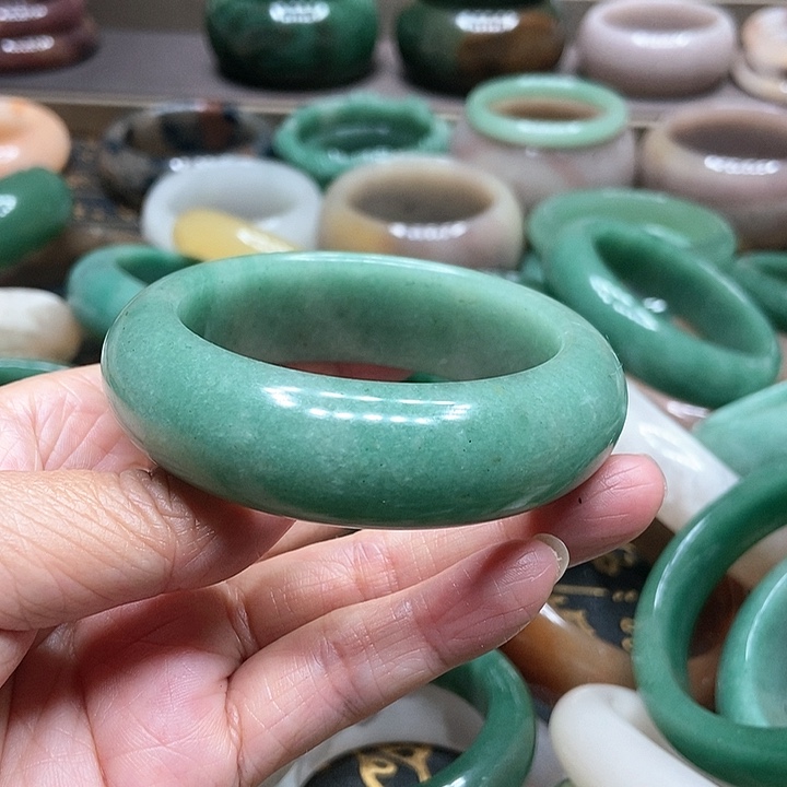 石英质玉手镯未镶嵌向***s