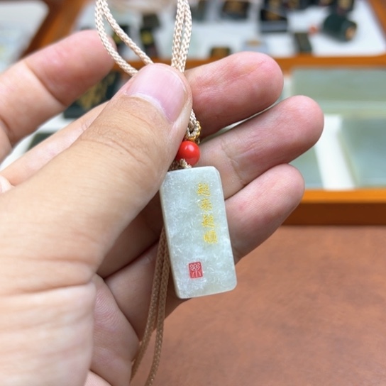 颈饰未镶嵌和田玉（糖玉）