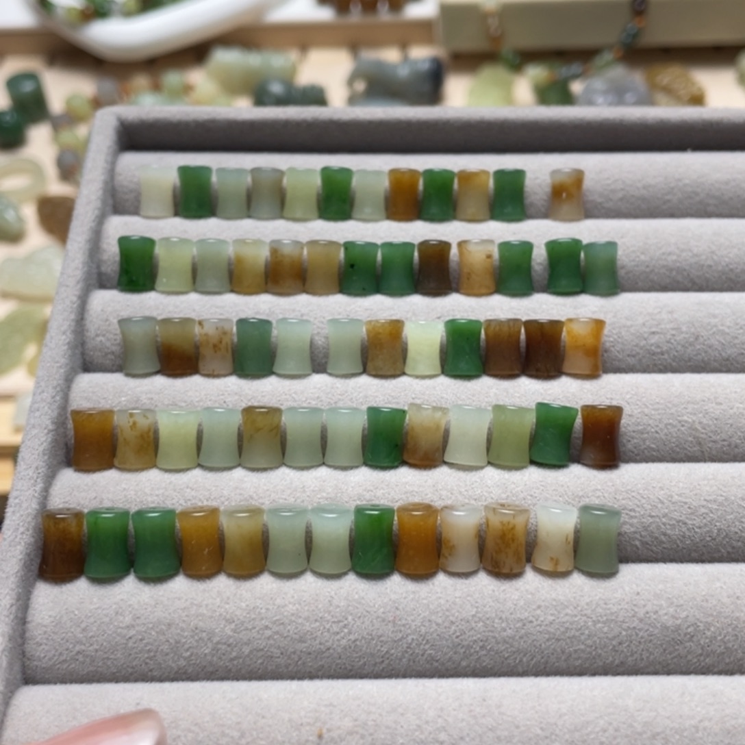 和田玉未镶嵌颈饰一个