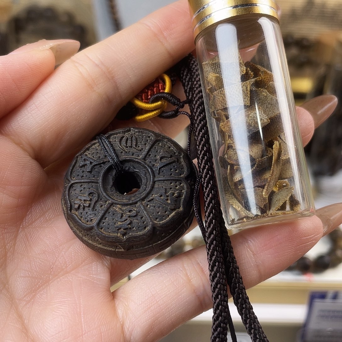 无***风沉香沉香碎屑+越南芽庄白棋窖藏古董老料精雕平安扣