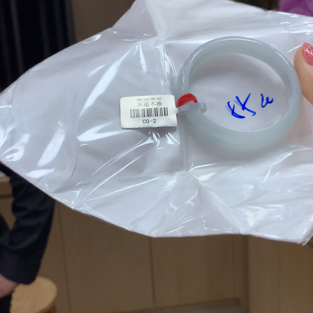翡翠手镯未镶嵌不退不换