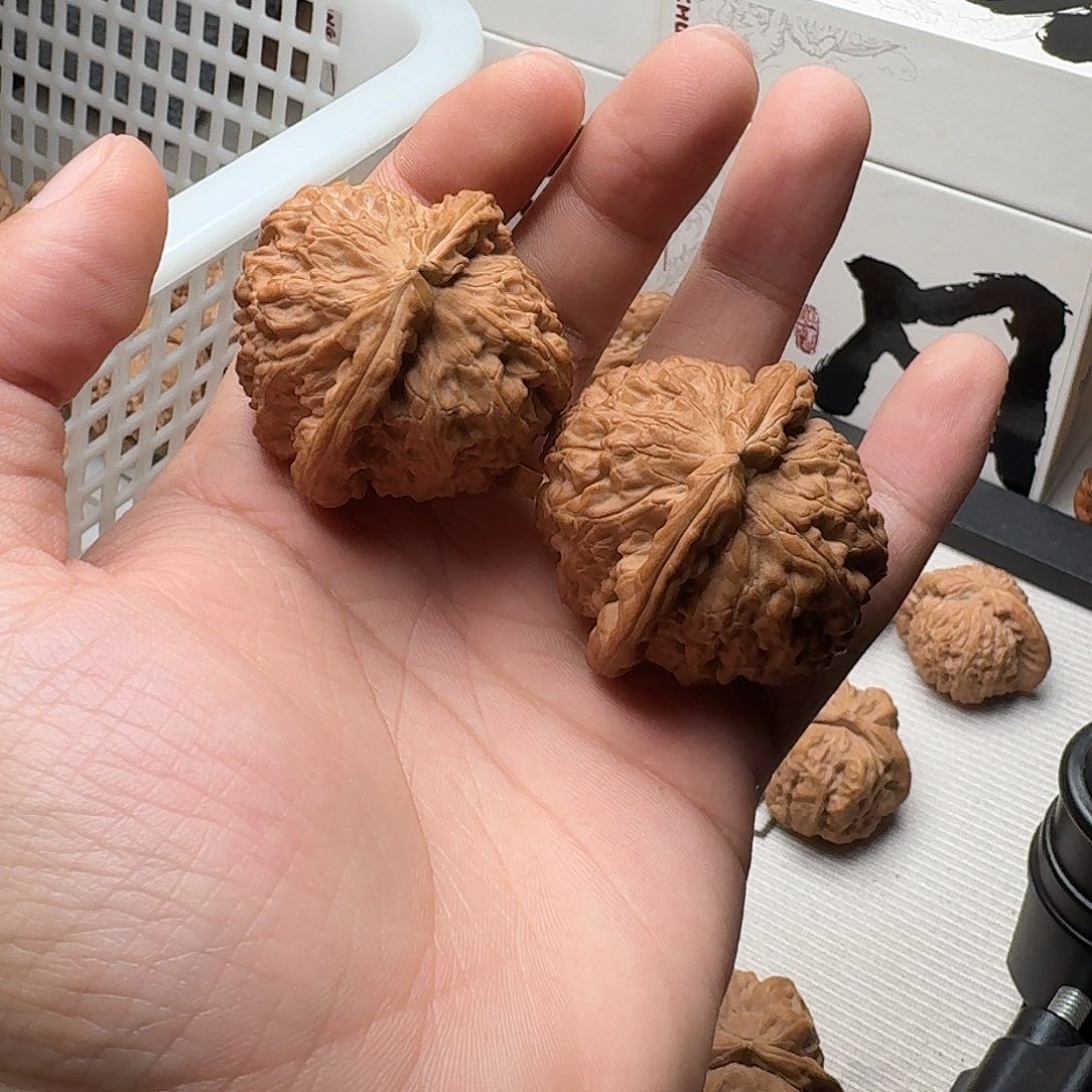 文玩核桃吊坠白狮子