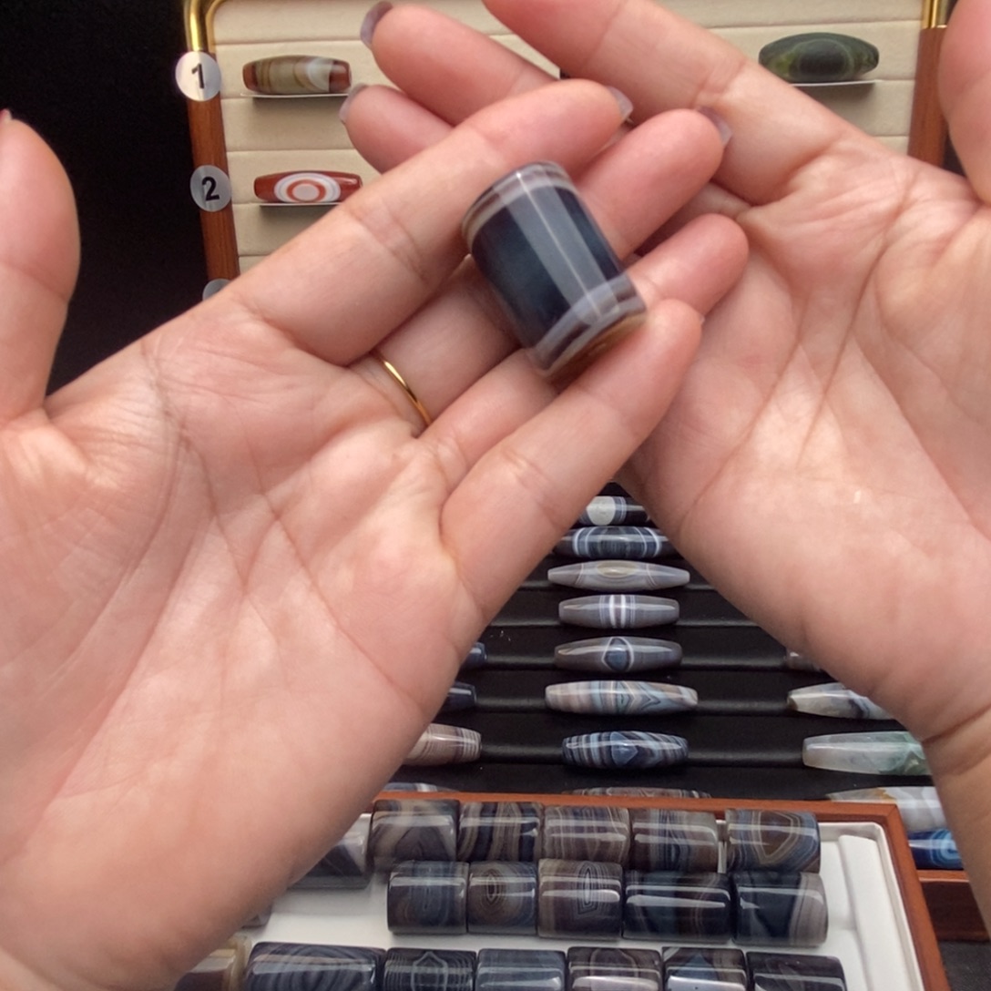 来***条玛瑙/玉髓未镶嵌吊坠