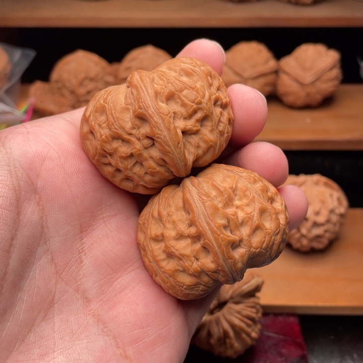 吊坠文玩核桃45全品毕业红皮山地平谷元宝52克