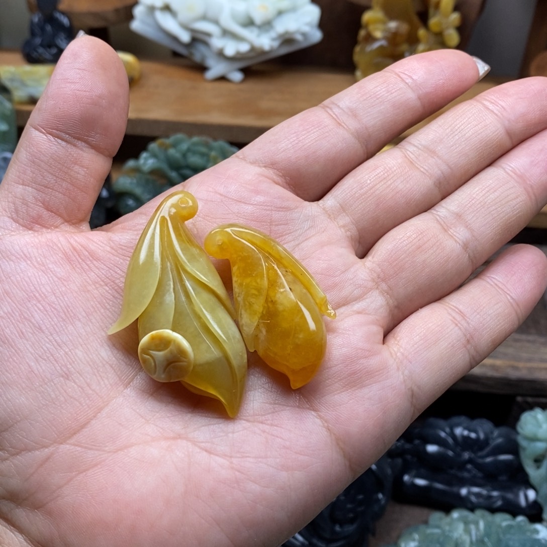衣***装蛇纹石玉未镶嵌吊坠(赠链)