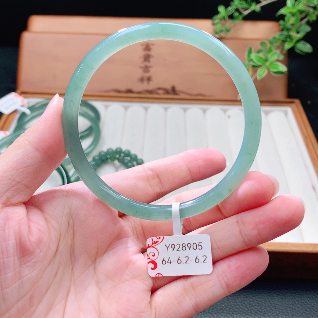 未镶嵌手镯（圆镯）翡翠