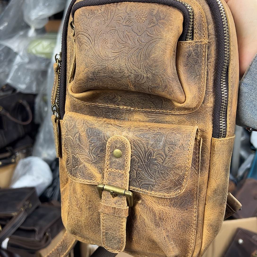 棕色单肩斜挎胸包