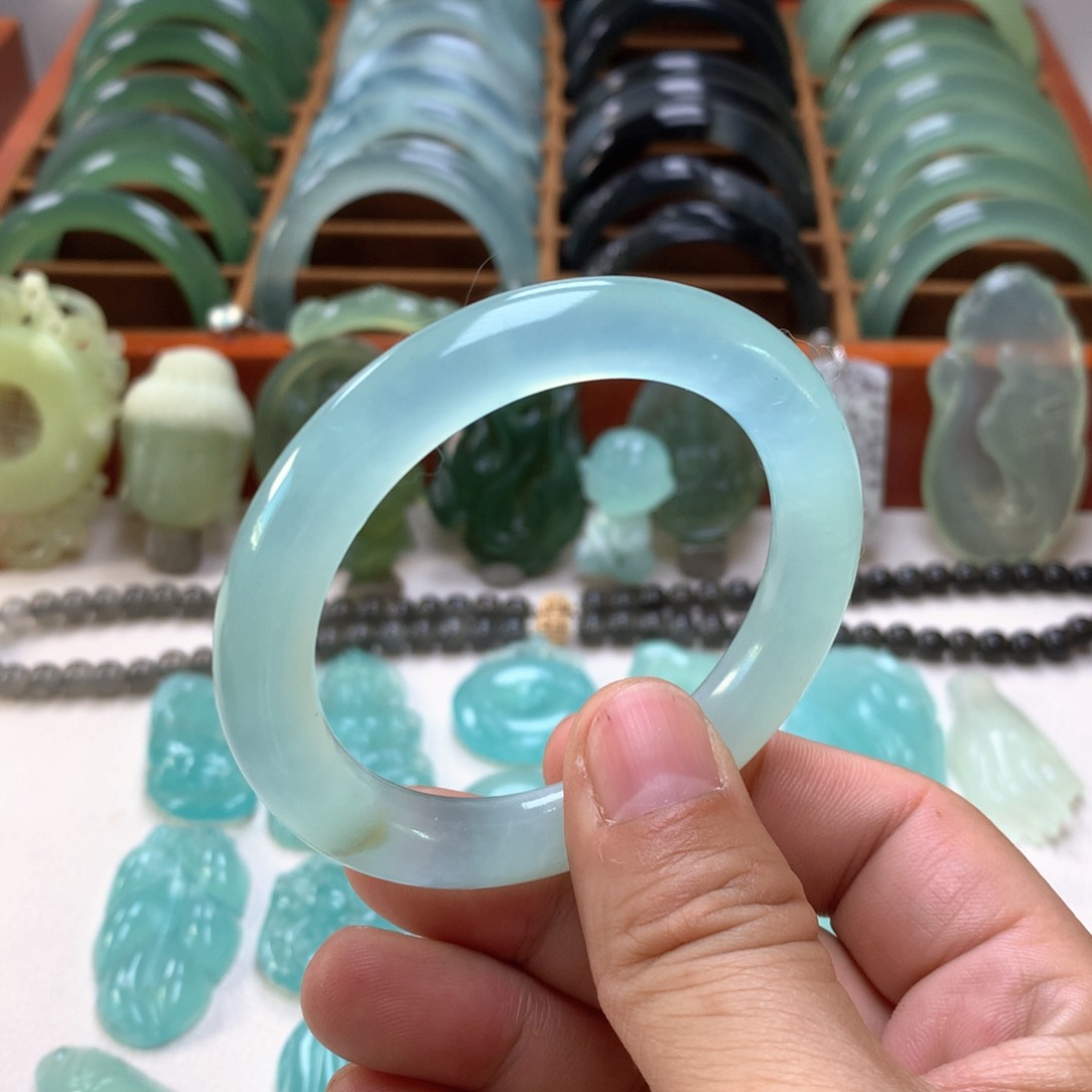 蛇纹石玉天青冻手镯51-54口径未镶嵌