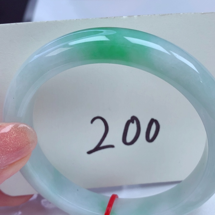 翡翠手镯未镶嵌翡翠