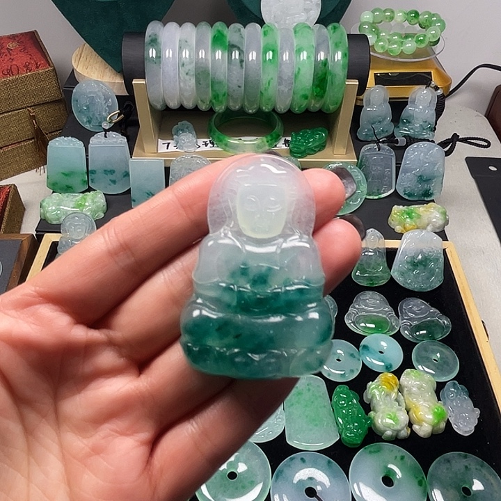 翡翠未镶嵌颈饰观音