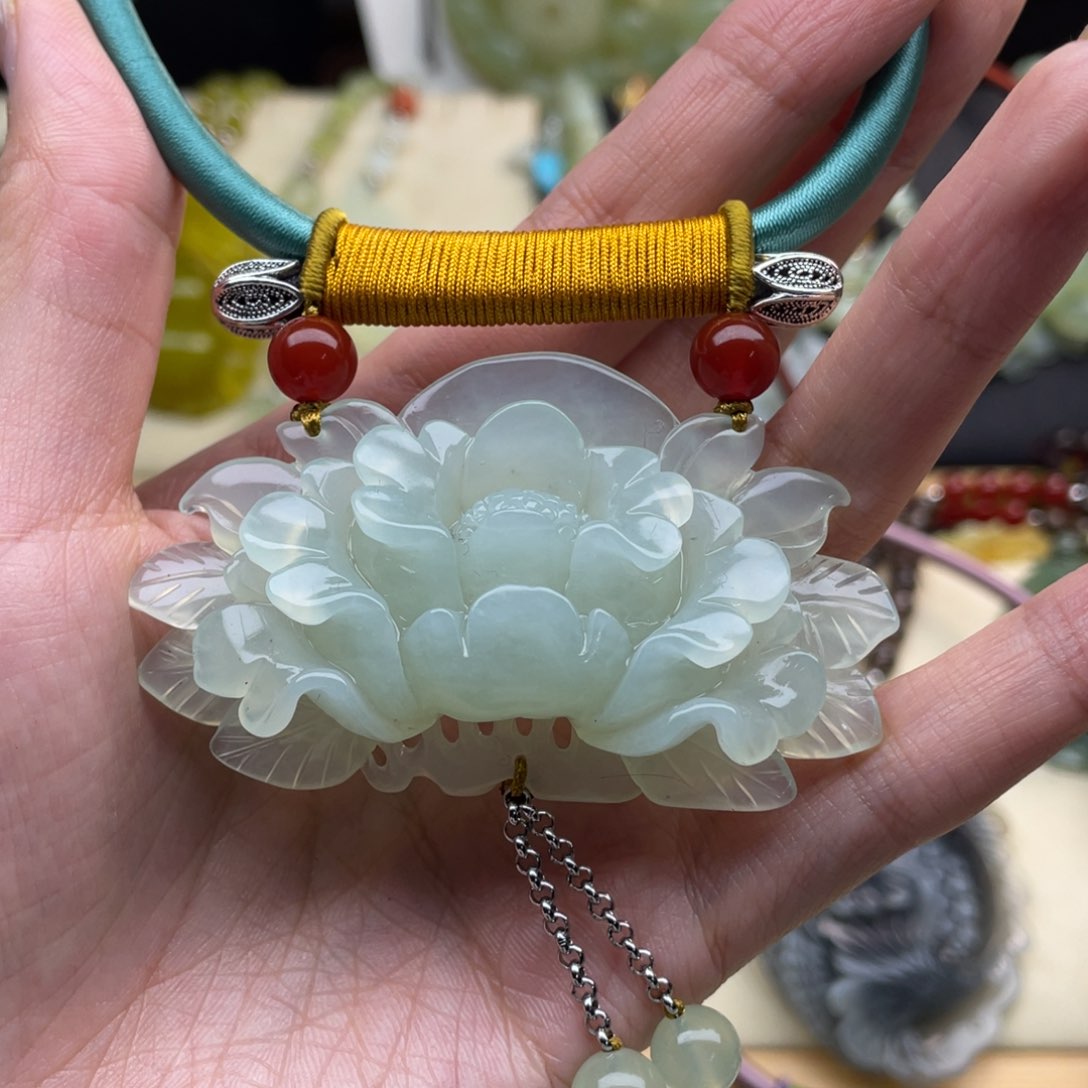 蛇纹石玉颈饰未镶嵌