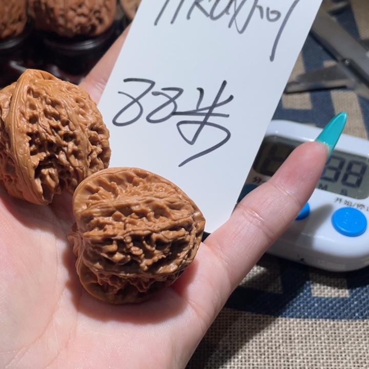 Y***）文玩核桃吊坠白狮子