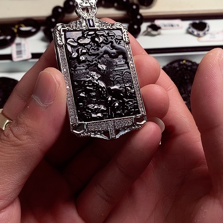 翡翠未镶嵌颈饰天然缅料A货 钢琴黑山水