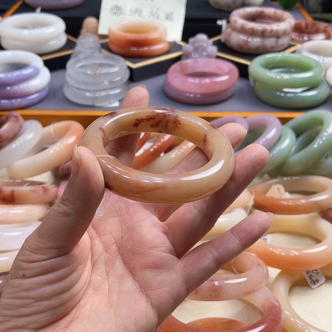 未镶嵌手镯石英岩玉牛**兔