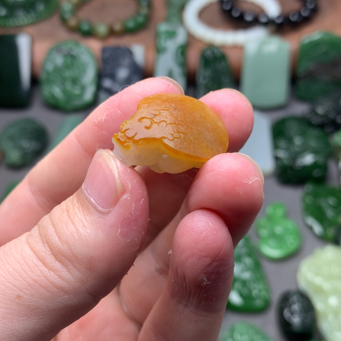 平***云和田玉未镶嵌挂件