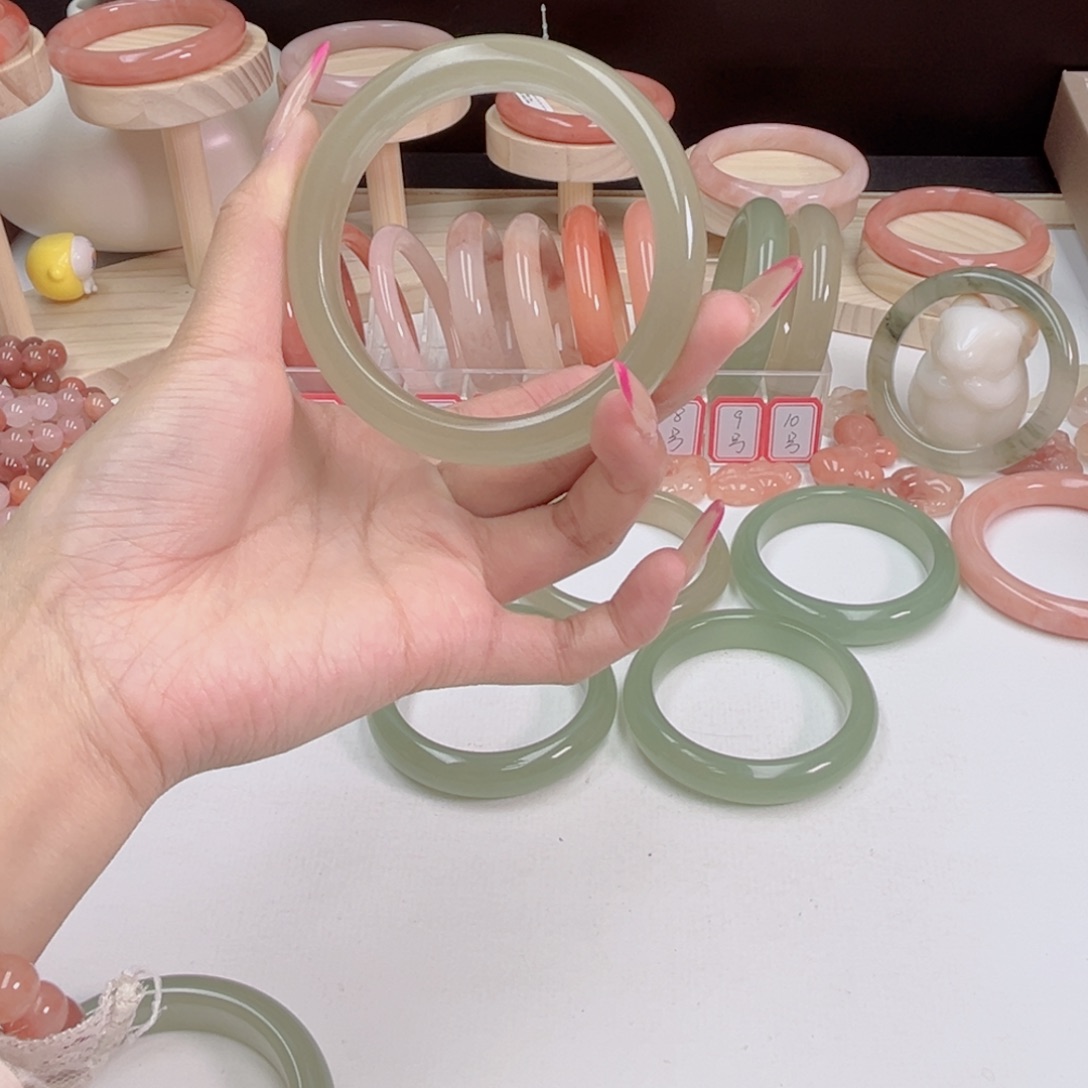 未镶嵌手镯石英质玉?**?