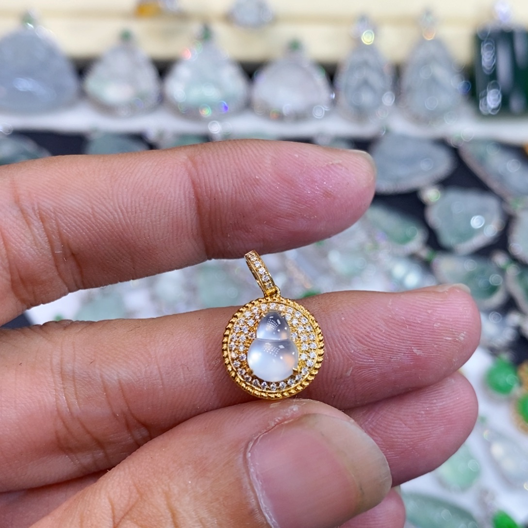 翡翠18K金镶嵌颈饰