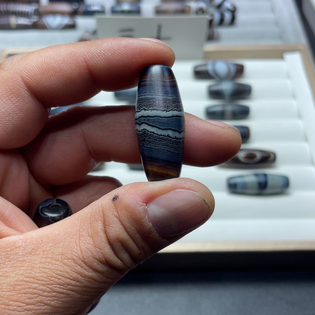 郁***尘玛瑙/玉髓合金珠宝奇石