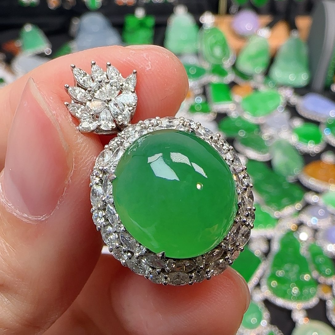 翡翠颈饰18K金镶嵌冰阳绿蛋面