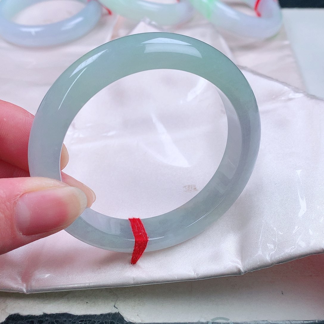 翡翠手镯未镶嵌。。