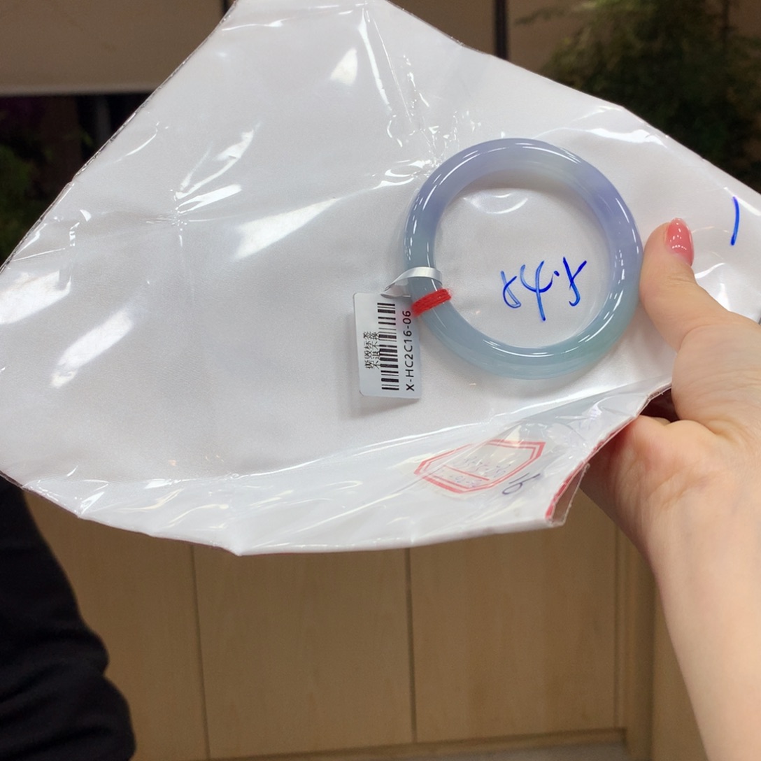 翡翠手镯未镶嵌不退不换