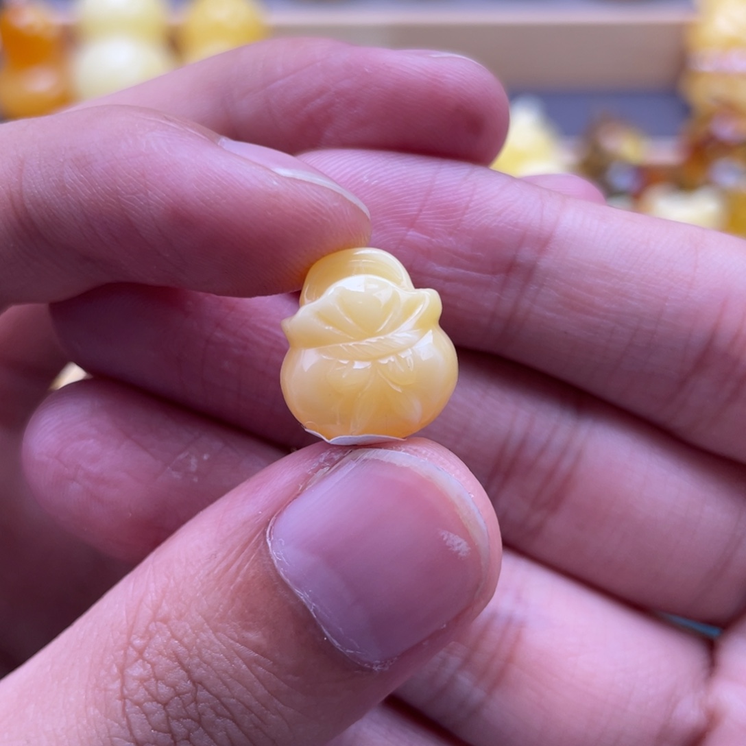 文***哥琥珀未镶嵌裸石蜜蜡