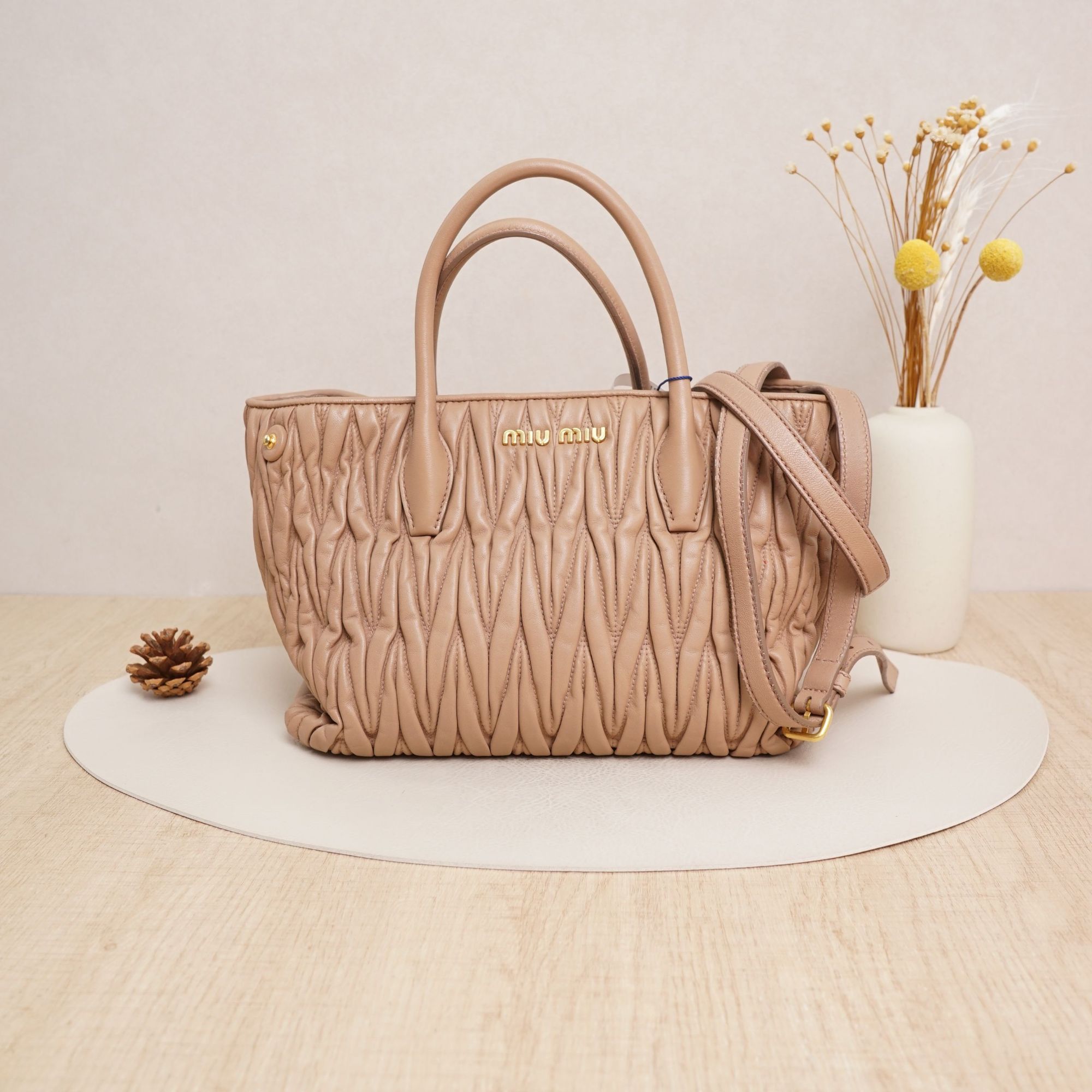 95新 MIU MIU/缪缪  缪缪褶皱单肩斜挎包奶茶色/DS032686