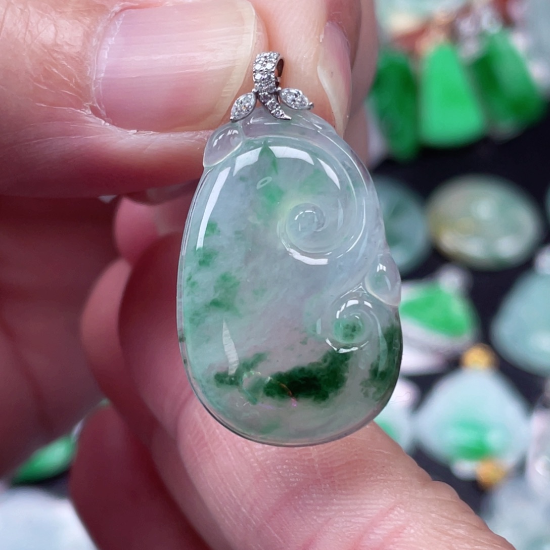 颈饰18K金镶嵌翡翠如意