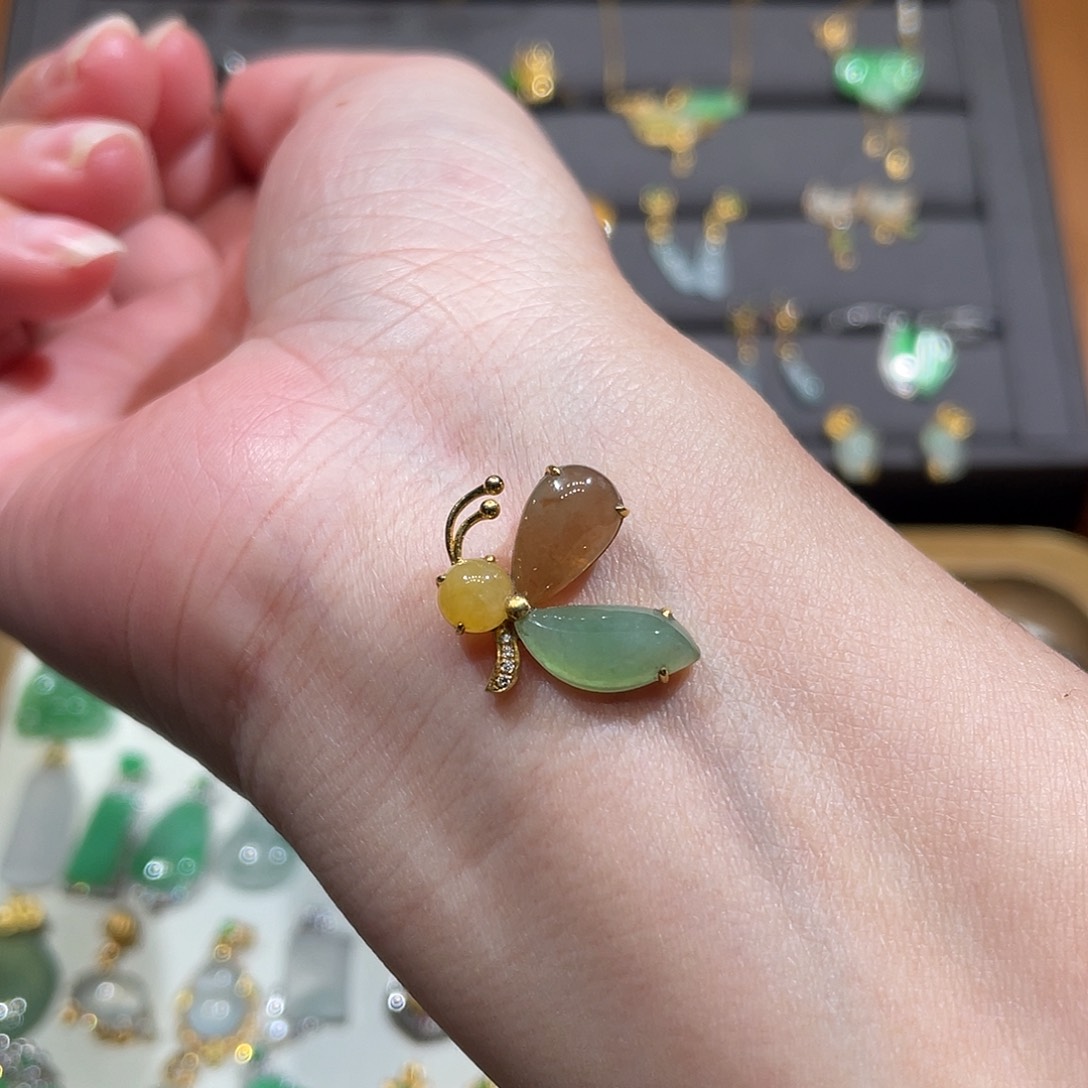 翡翠颈饰18K金镶嵌三彩蜜蜂