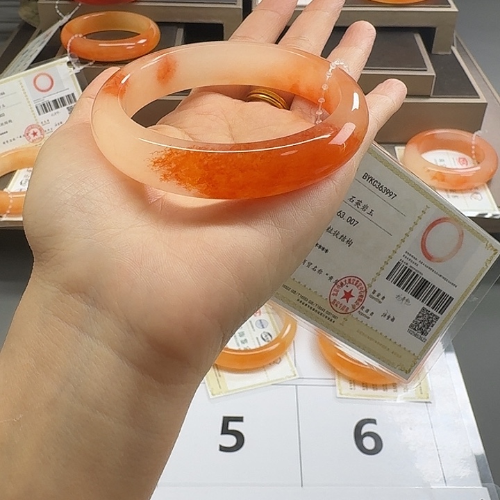 暖***城石英质玉（黄龙玉）未镶嵌颈饰