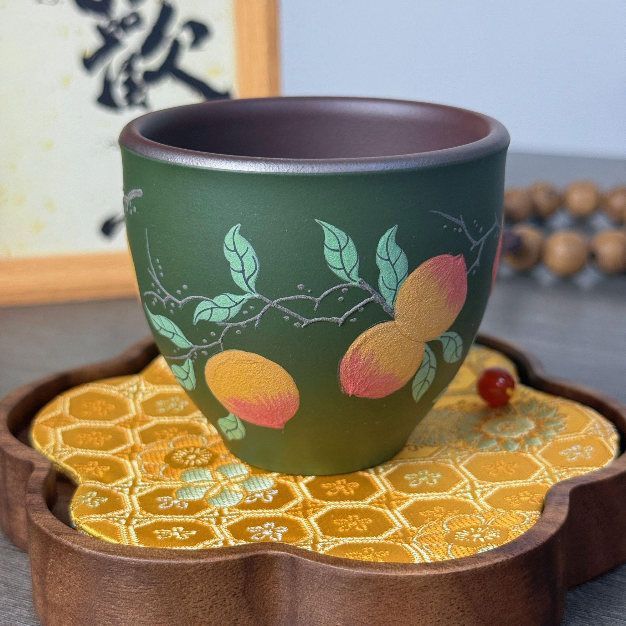宜兴紫砂坭香手绘双色寿桃桃子主人杯原矿紫泥粉浆墨绿泥茶杯130c
