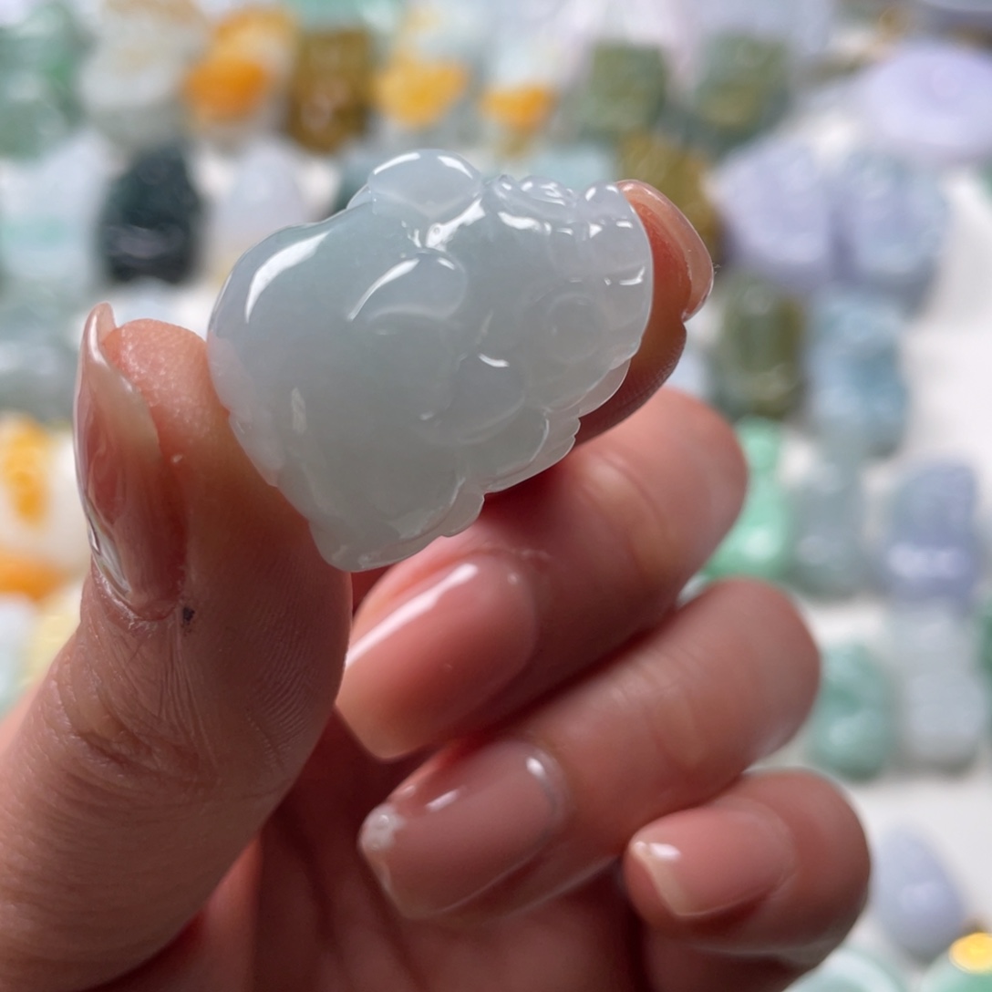 翡翠吊坠(赠链)未镶嵌