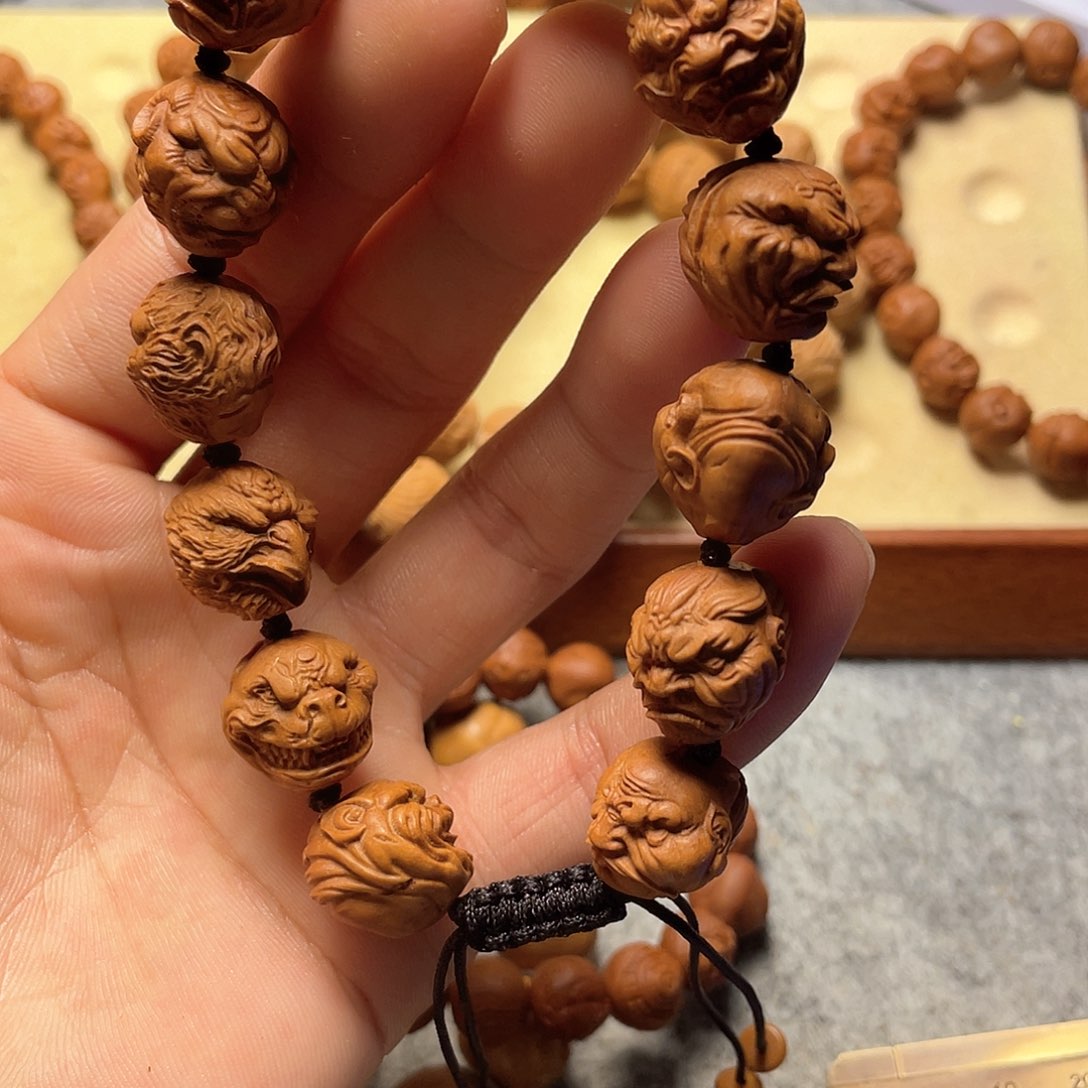 龙纹桃核雕刻十二生肖恶僧