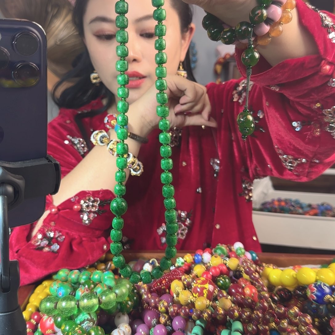 玻璃颈饰老琉璃的故事是一个人在一