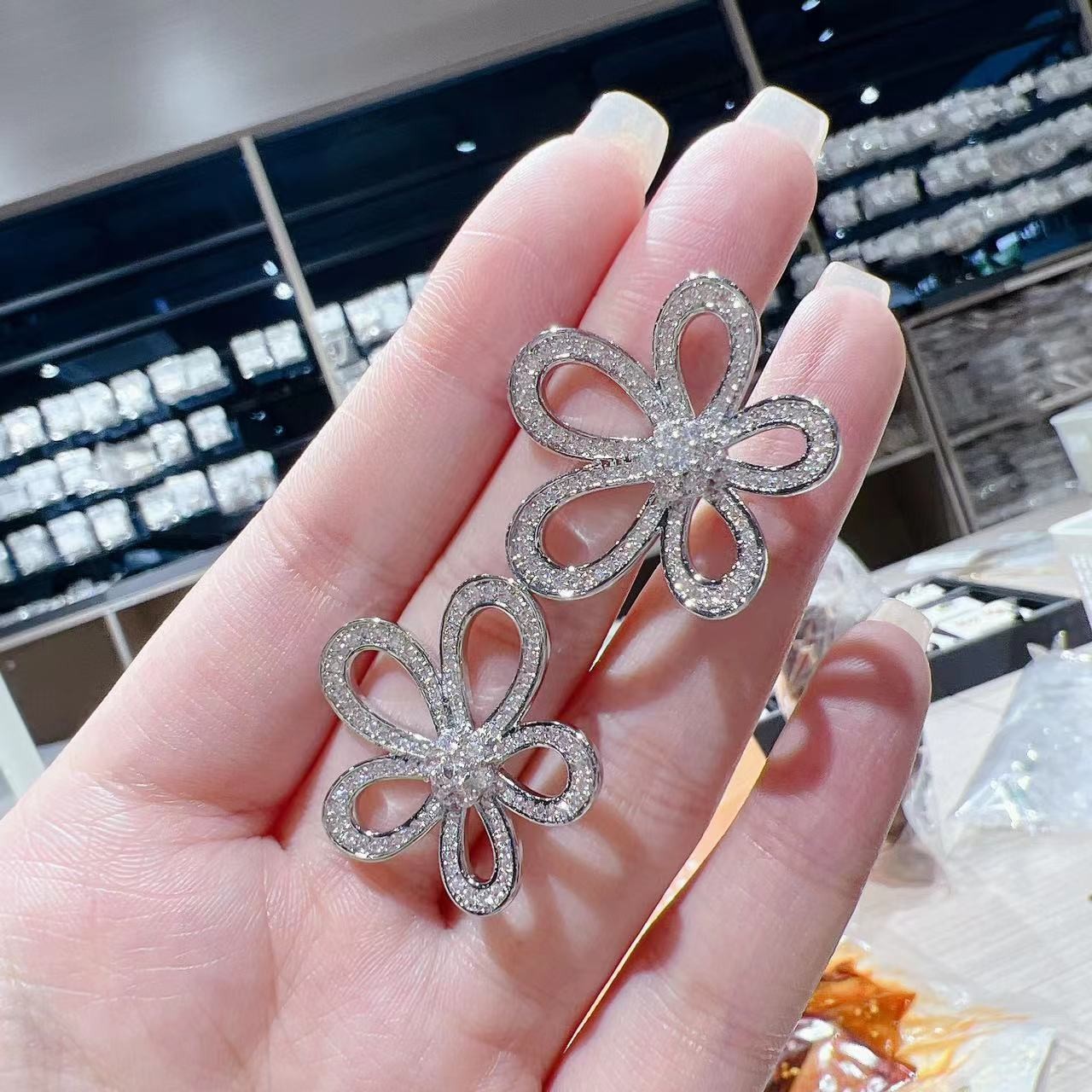 铜合金合成锆石耳饰 高定时尚百搭优雅五瓣花扣式耳环AAA