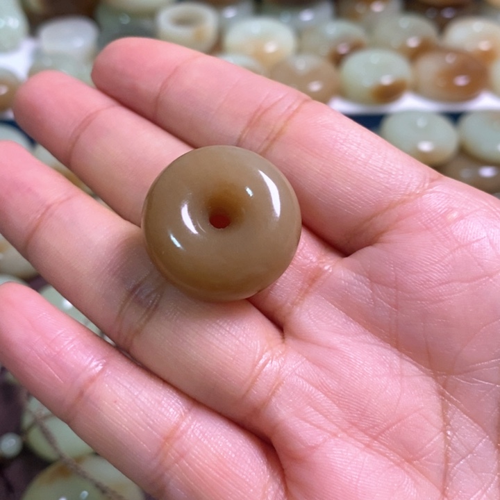 忘***柔和田玉未镶嵌颈饰