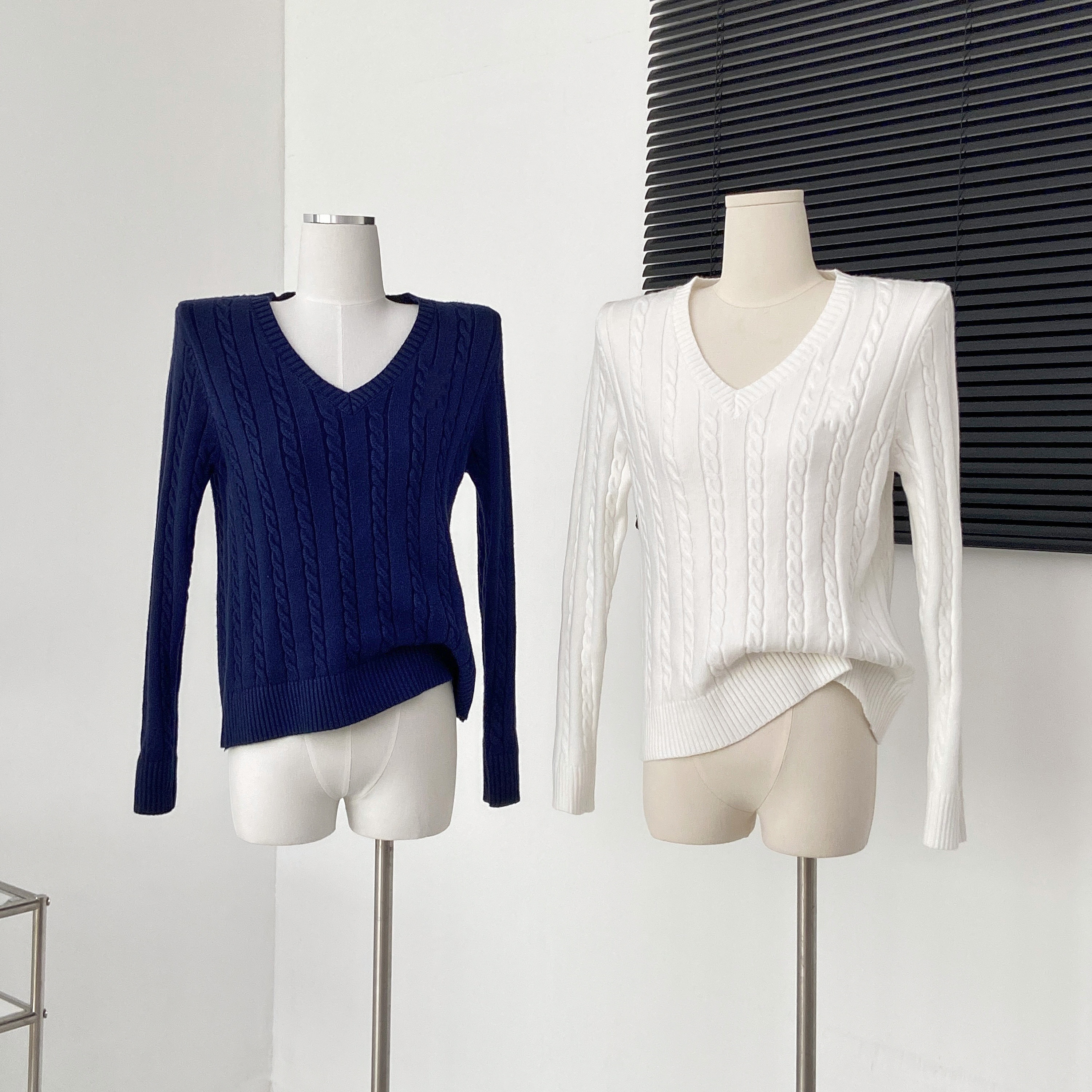 缤纷彩复古刺绣V领麻花白色毛衣针织衫女百搭打底衫上衣2025