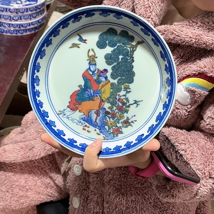 瓷片///////////直径19厘米。