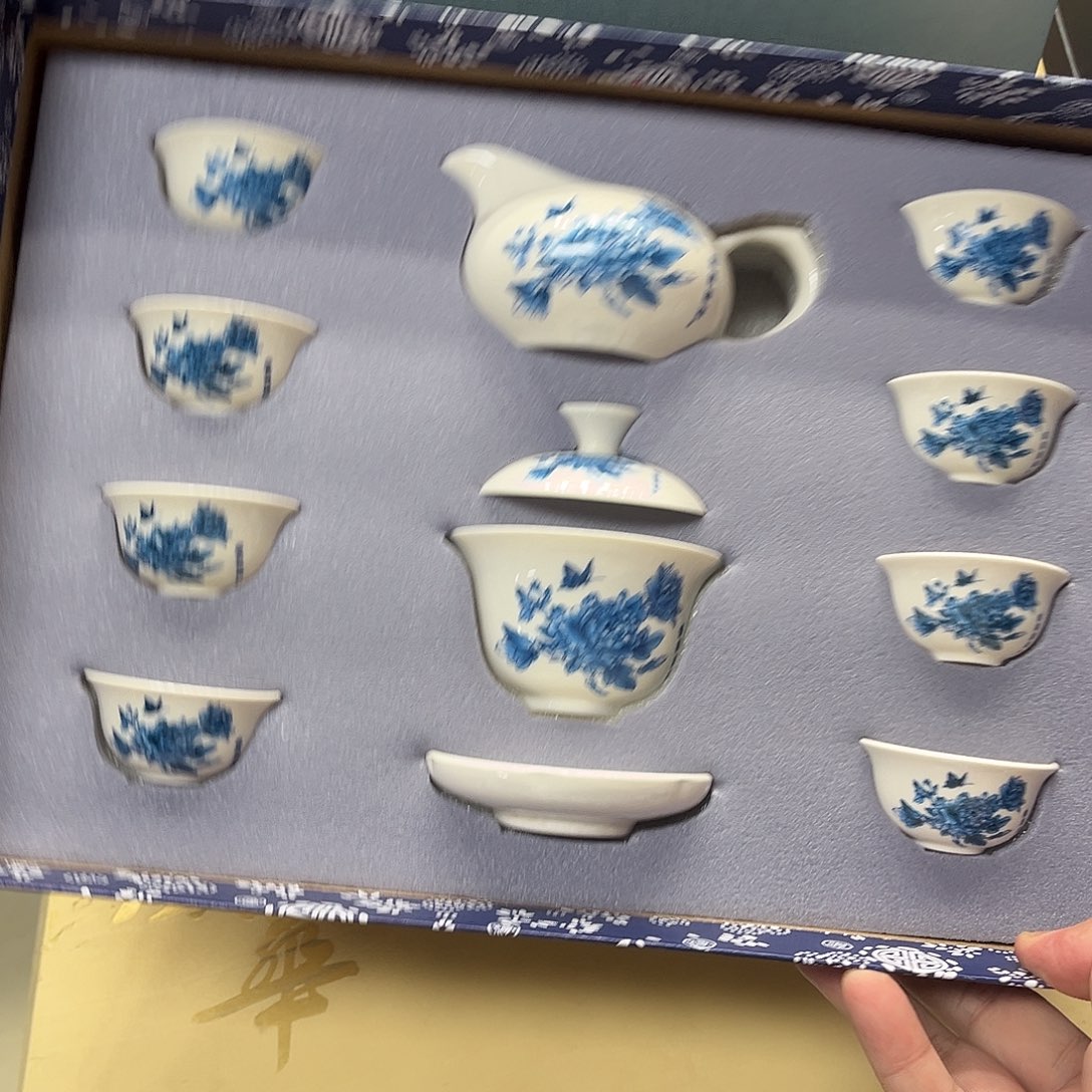 孤品茶具套装等。        